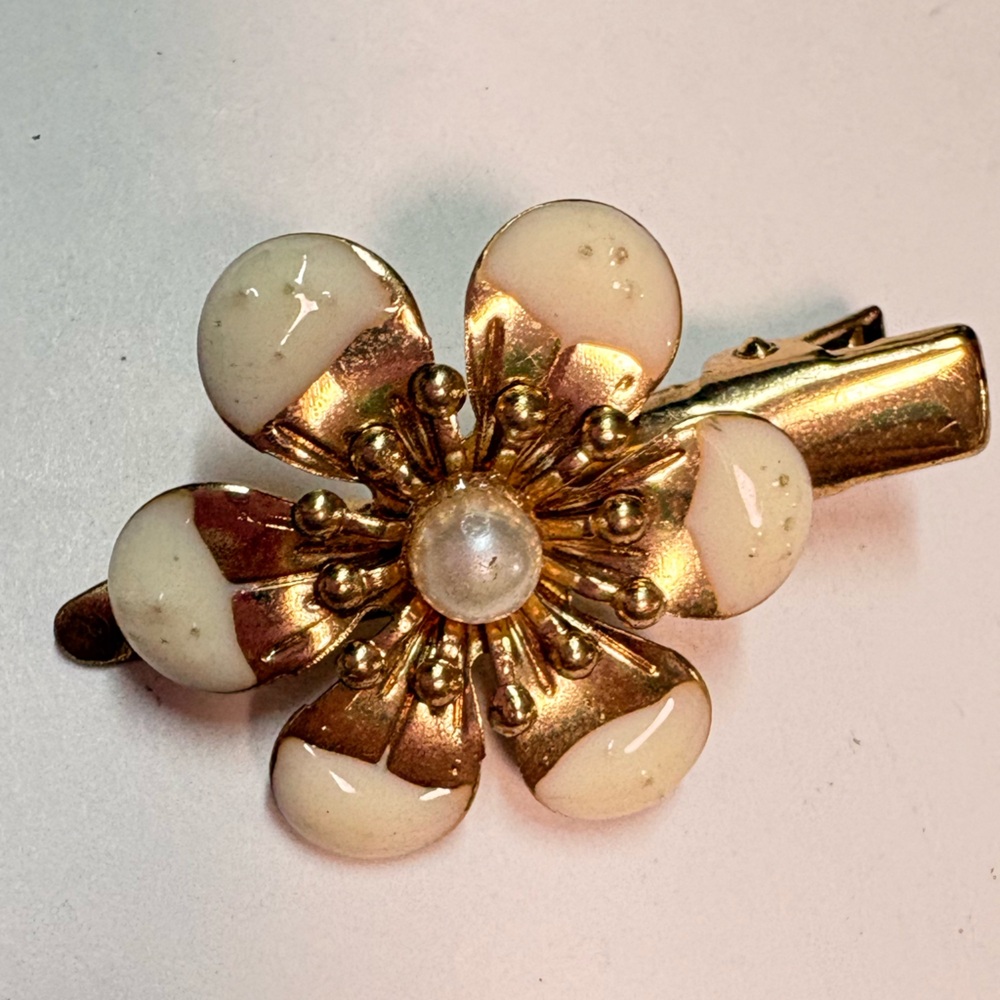 Floral Gold tone and Cream vintage 1960s Hair Clip with faux pearl